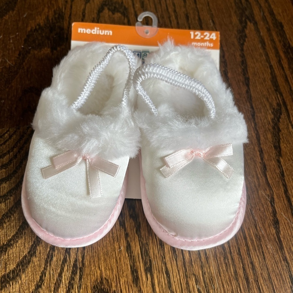 Small steps fluffy slippers Sz. 12-24 months NWT white